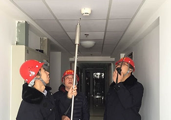 烟感探测器消防检测工作现场