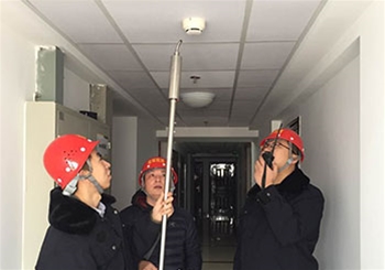 烟感探测器消防检测工作现场