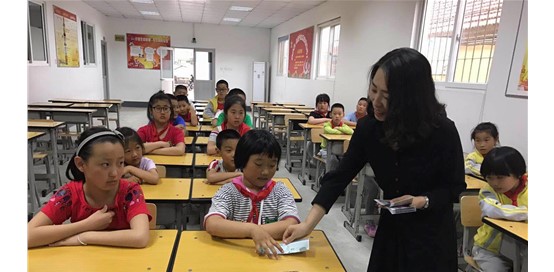 山东基泰建筑工程检测有限公司和芝罘区妇联一起为烟台市福利院和姜家小学的孩子赠送儿童节礼物——儿童剧《绝对小孩》演出票 